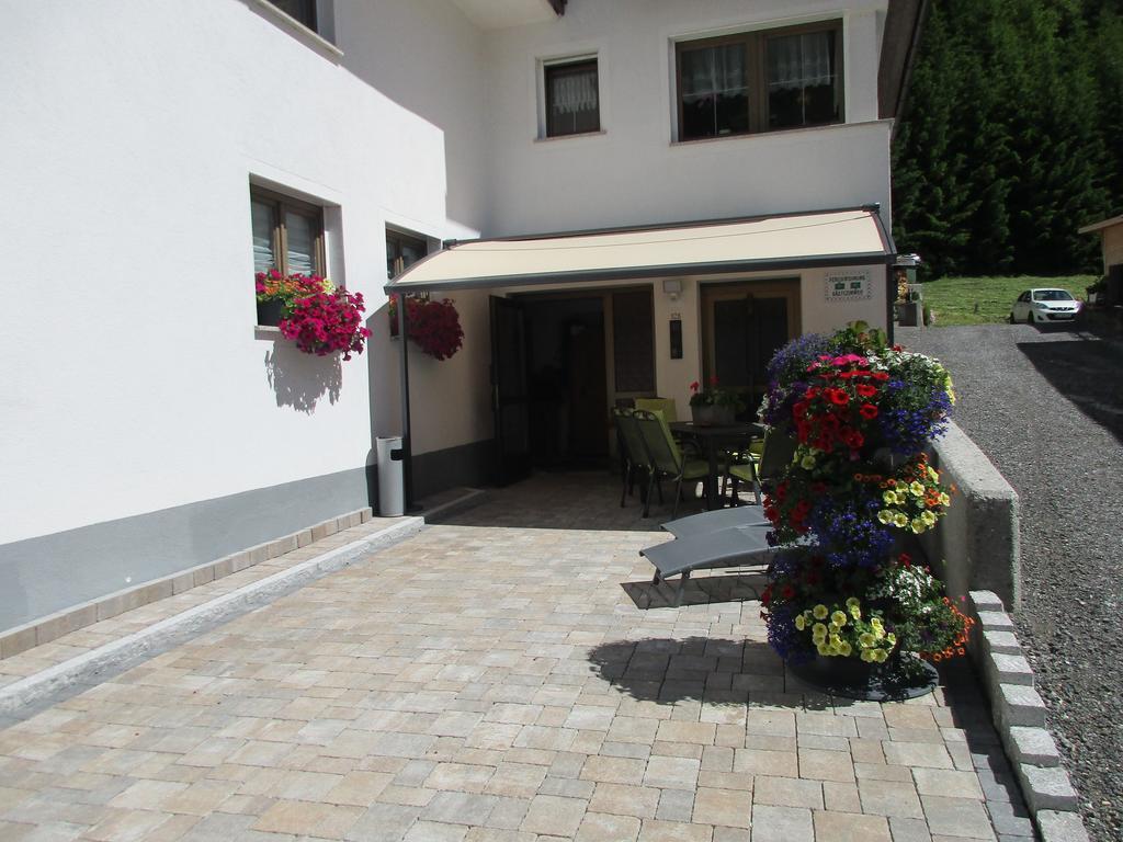 Haus Dorfschmied Hotel Flirsch Exterior photo